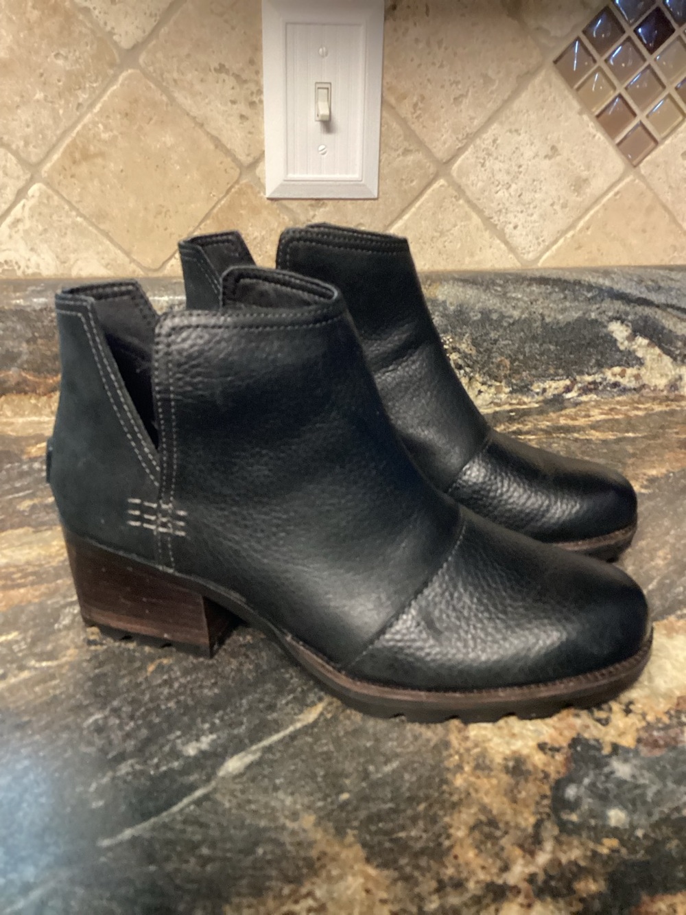 Sorel Cate Cut-Out Leather Ankle Booties | Size 8 | Black